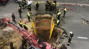 Scavano un tunnel per mettere a segno un colpo in banca ma uno rimane incastrato, in corso il salvataggio