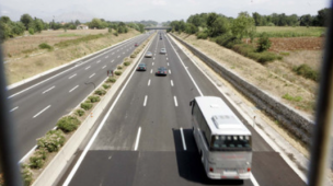 Lanciava oggetti colpendo i veicoli in autostrada, bloccato con il taser questa mattina dalla Polizia