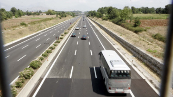 Lanciava oggetti colpendo i veicoli in autostrada, bloccato con il taser questa mattina dalla Polizia