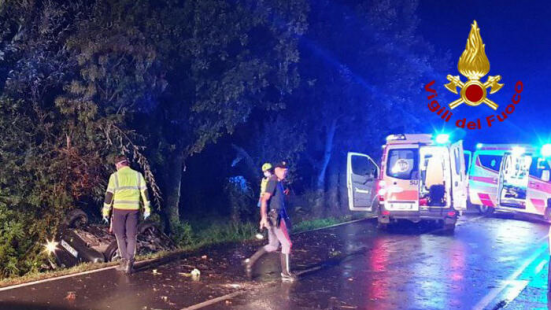 Sbandano con l'auto e finiscono contro un albero, morti quattro giovani tra i 18 e 19 anni la scorsa notte