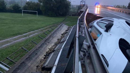 Un cavalcavia è ceduto questa mattina, pericolo per una vettura in transito finita nei campi adiacenti