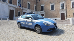 Si barrica dentro casa con benzina e fiamma ossidrica a Urbino per evitare lo sfratto, interviene la Polizia
