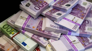 Il tetto del contante sarà alzato a diecimila euro, Fazzolari: "Lo faremo già nella prima legge di bilancio"