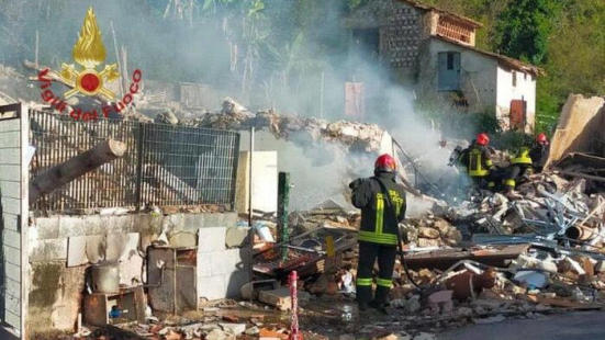 Esplosione a Lucca: due morti, una donna incinta estratta dalle macerie e ricoverata in gravi condizioni