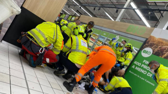 Accoltella 5 persone in un centro commerciale, morto 1 dipendente e 3 feriti gravi trasportati in ospedale