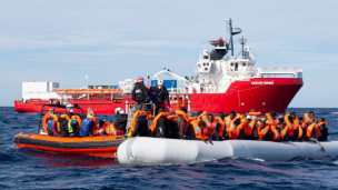 Migranti al largo della Libia, il governo francese: "Se verranno accolti in Italia, faremo la nostra parte"