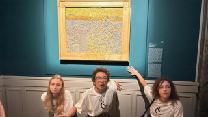 Gli ambientalisti di Ultima Generazione hanno imbrattato l'opera "Il seminatore" di Van Gogh a Roma