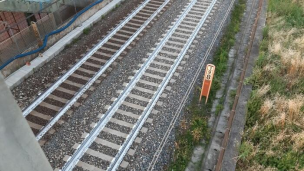 Giovane 17enne fugge dai carabinieri dopo un tentativo di furto e muore travolto da un treno