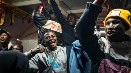 I migranti a bordo della Rise Above sono tutti sbarcati a Reggio Calabria, verranno trasportati in una palestra