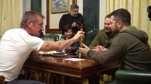 Sean Penn ha consegnato un suo Oscar al presidente Zelensky: "Resterà qui fino alla vittoria dell'Ucraina"