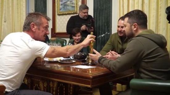 Sean Penn ha consegnato un suo Oscar al presidente Zelensky: "Resterà qui fino alla vittoria dell'Ucraina"