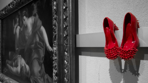 Giornata mondiale contro la violenza sulle donne, ai Musei Civici di Pesaro le "Scarpette rosse in ceramica"