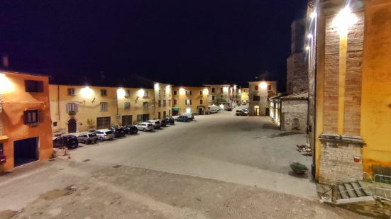 A due mesi dall'alluvione a Cantiano è tornata ad illuminarsi Piazza Luceoli, "il cuore della comunità"
