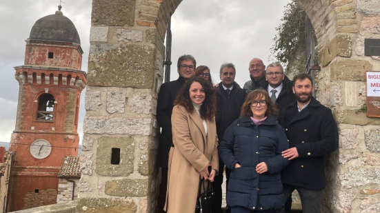 A Frontone torna la magia dei mercatini "Nel Castello di Babbo Natale" nella rete de Il Natale che non ti aspetti