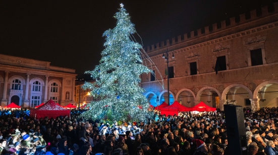 A Pesaro l'albero più illuminato d'Italia, inaugurazione in Piazza del Popolo con circa 10mila persone