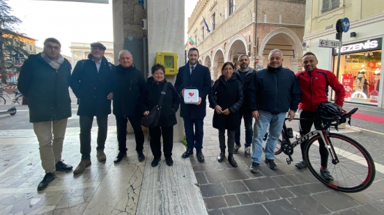 A Pesaro un nuovo defibrillatore automatico in Piazza del Popolo donato dai gruppi consigliari
