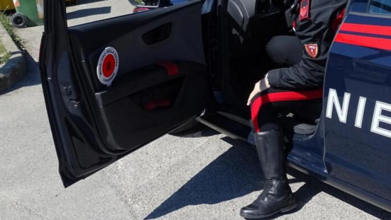 Giovane 27enne trovato morto in casa dal 71enne con cui aveva allacciato una relazione e che lo ospitava