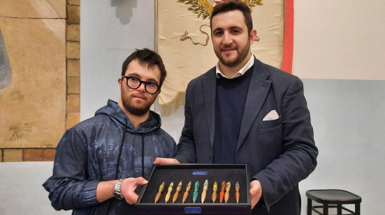 "L'artigiano del legno" affetto dalla sindrome di Down dona 10 penne create per Pesaro Capitale della Cultura