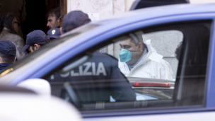 Femminicidio: chiede chiarimento all'ex compagna, la raggiunge e spara uccidendola fuori dal ristorante