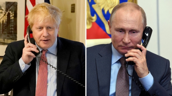 Johnson: "Putin minacciò di bombardare il Regno Unito in una telefonata prima dell'invasione russa in Ucraina"