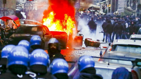 Nonostante il divieto di vendita dei biglietti, 600 tifosi tedeschi hanno raggiunto Napoli: scontri in pieno centro