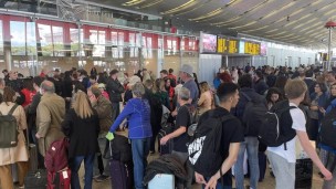 Caos nelle stazioni italiane, ritardi fino a 3 ore per il deragliamento di un treno merci uscito dai binari