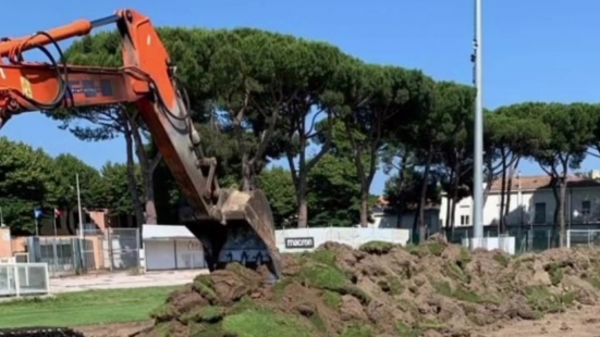 Sono iniziati (finalmente) i lavori di rifacimento del campo dello stadio "Tonino Benelli" di Pesaro