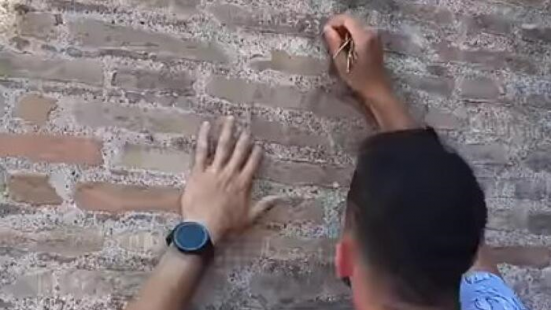 Incide il suo nome e quello della fidanzata sul Colosseo, turista rischia 15mila euro di multa e il carcere