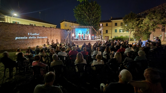 Nel giardino della Biblioteca San Giovanni di Pesaro in centinaia per la X edizione de "L'Angolo della Poesia"