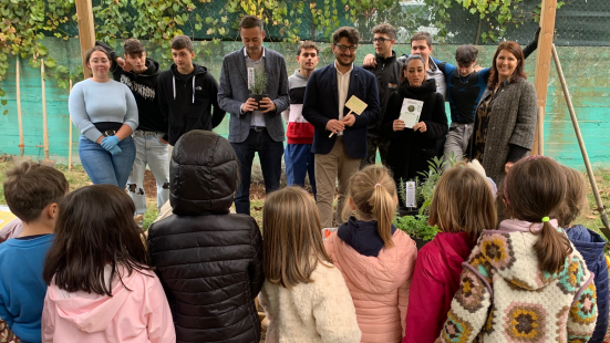 Da oggi 10 piantine colorano gli spazi esterni della scuola Gulliver con il progetto "Seminiamo il futuro"