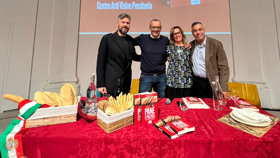 "Pane e Politica", Ricci ha presentato il suo libro a Pesaro: «Da qui partirà la rivincita del centrosinistra»