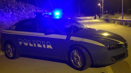 Una donna è stata sfregiata al volto e alle spalle da acido, a lanciarglielo sarebbe stato il marito