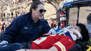 Sparatoria a Kansas City negli Stati Uniti durante la parata per il Super Bowl, morta una donna e 22 feriti