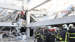 Crollo in un cantiere a Firenze, 50 vigili del fuoco stanno cercando senza sosta i due operai dispersi