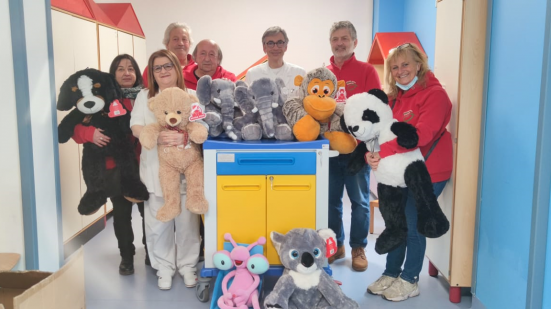 Il Circolo Auser di Fanano ha donato un carrello e alcuni peluches ai bambini ricoverati dell'ospedale di Pesaro