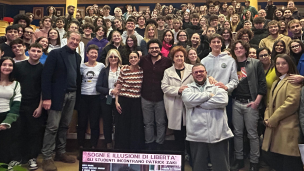 L'abbraccio delle scuole di Pesaro a Patrick Zaki