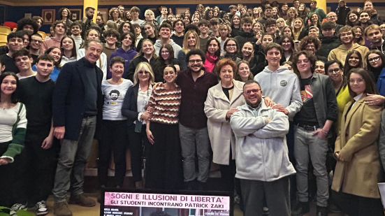 L'abbraccio delle scuole di Pesaro a Patrick Zaki
