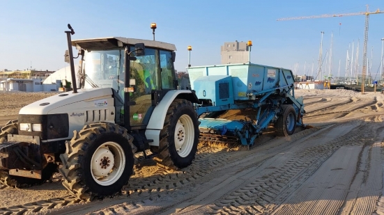 Marche Multiservizi, recuperate 20 tonnellate di rifiuti nelle spiagge libere di Pesaro grazie a un nuovo mezzo