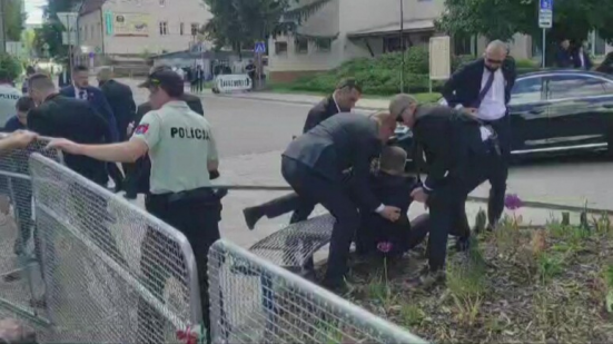 Il premier slovacco Robert Fico è bilico tra la vita e la morte per i colpi di pistola che gli ha sparato un 71enne