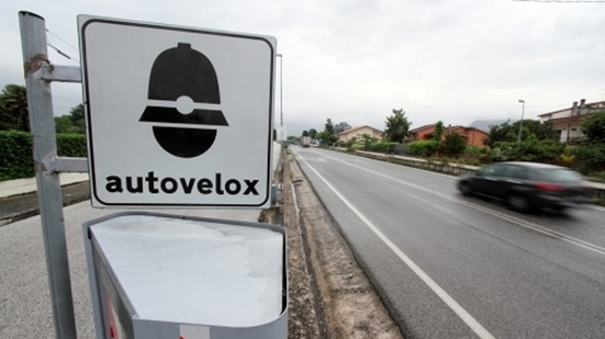 Autovelox, arriva il nuovo decreto: "Dovrà essere sempre ben visibile, stop ai dispositivi trappola"