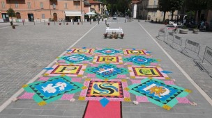 Domenica a Fermignano l'infiorata del Corpus Domini, arte e tradizione coinvolgono tutto il paese
