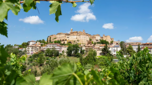 Le Marche, un tesoro immobiliare che attira il mondo: sempre più stranieri comprano casa nella regione