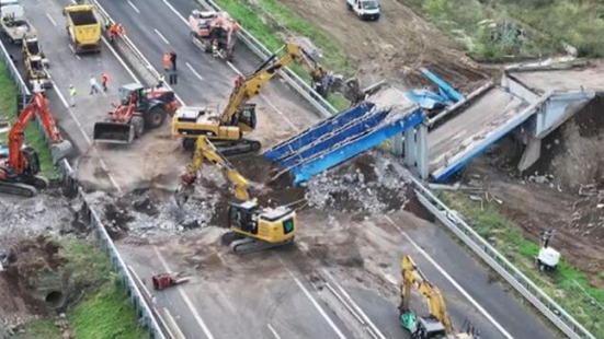 Crolla cavalcavia durante i lavori di demolizione, operaio ferito e trasportato in ospedale