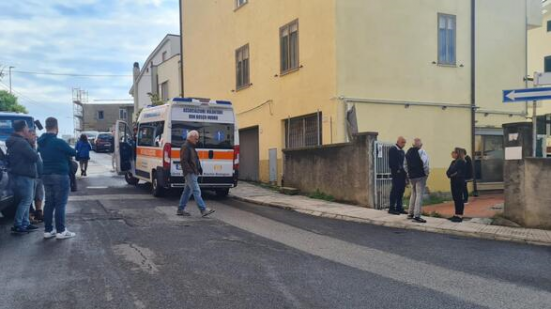 Ennesima strage in famiglia: uccide moglie, due figli e si toglie la vita, altre tre persone sono gravemente ferite