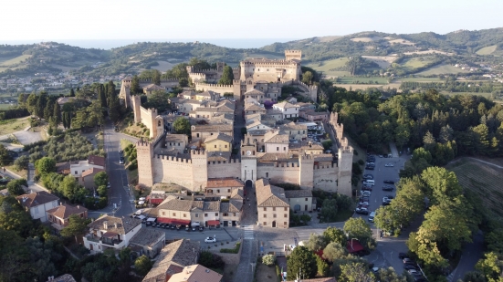 C'è anche Gradara nella nuova stagione del programma "I colori dei Borghi" su RaiPlay condotto da Ivan Cardia