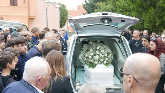 Ieri i funerali del 15enne morto suicida a Senigallia, la madre: "Credo nella giustizia terrena e divina"