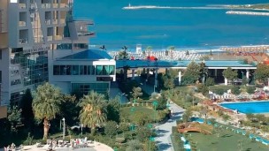 Il resort di lusso che ospita i 295 agenti italiani impegnati in Albania costa 9 milioni di euro all'anno