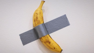 Un collezionista ha pagato all'asta più di 6 milioni di dollari "Comedian", la banana di Cattelan