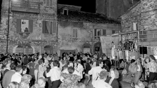 Domenica a Fermignano l'inaugurazione della mostra fotografica "el Pianell: ricordi di un paese in festa"