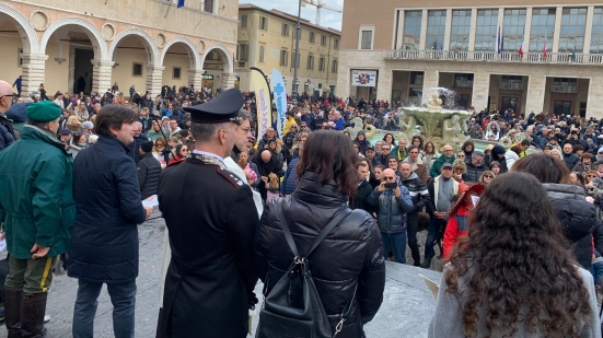 Pesaro, piazza piena per la "Benedizione degli animali"